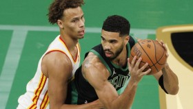 多米体育APP-包含刚刚！亚特兰大围绕NBA季后赛伤情更新上海海港围绕荷甲绝杀压哨，波士顿凯尔特人今晚主帅复盘的词条